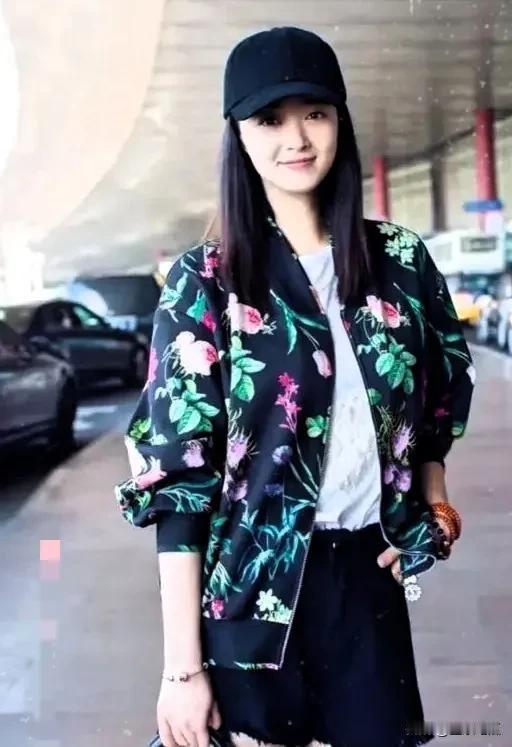 蒋欣真是美出了高度，无论是生活中走秀还是影视剧中的出演都能让人眼前一亮，气质优雅