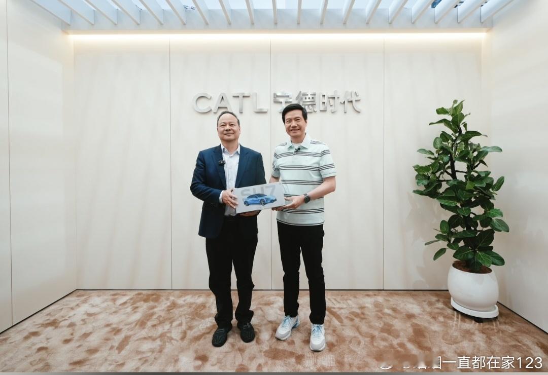 北京车展除了是车展，更是一个大型社交现场。毕竟各家的老板们日常都挺忙的，天南海北