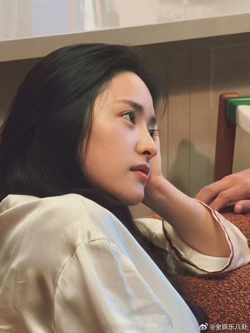 沈月直播亲爱的客栈准时蹲守沈月直播，一起快乐打卡亲爱的客栈 