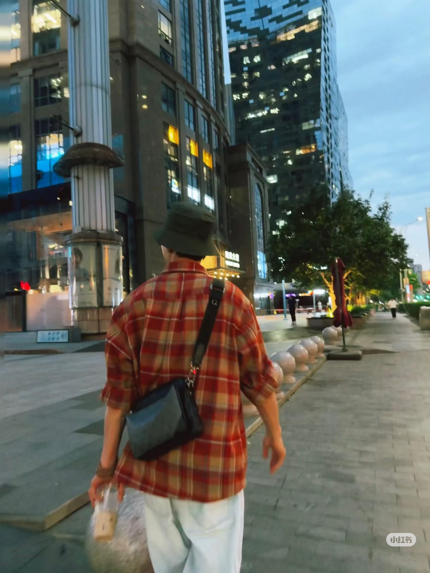 徐正溪分享日常随拍，走哪条路可以偶遇他啊
