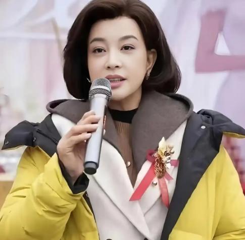 刘晓庆把外甥当儿子养，惨遭妹妹一家“吃绝户”，升米恩斗米仇！
娱乐圈的人情世故向