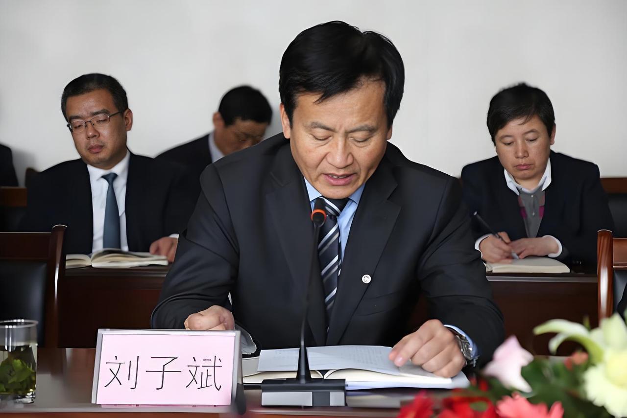 刘子斌，1965年出生，山东淄博人，鲁泰纺织股份有限公司董事长、总裁。
作为创始