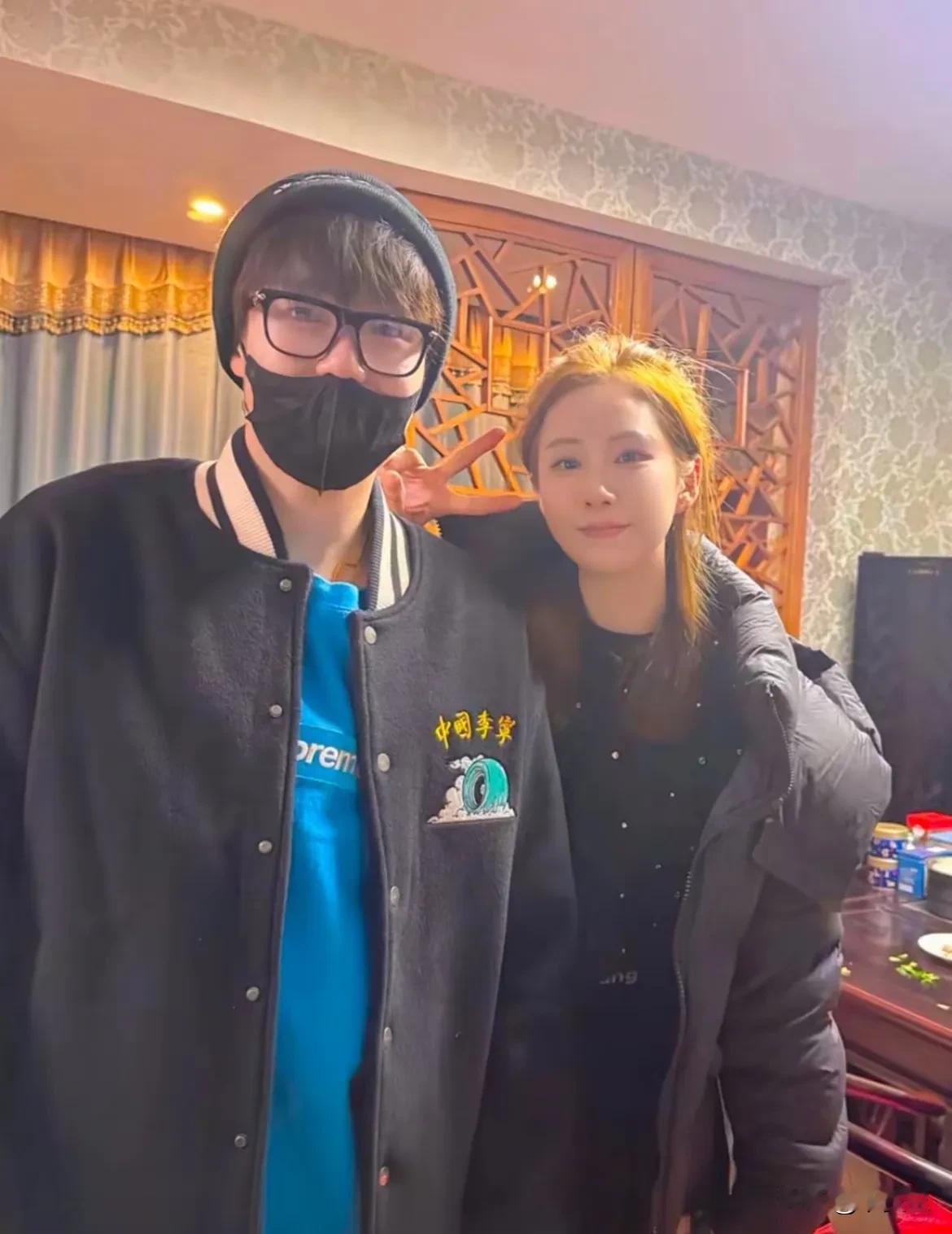 如何从王楚钦变成一位普通帅哥
只要一副眼镜就可以
要不是旁边站着师母
还有这身卖