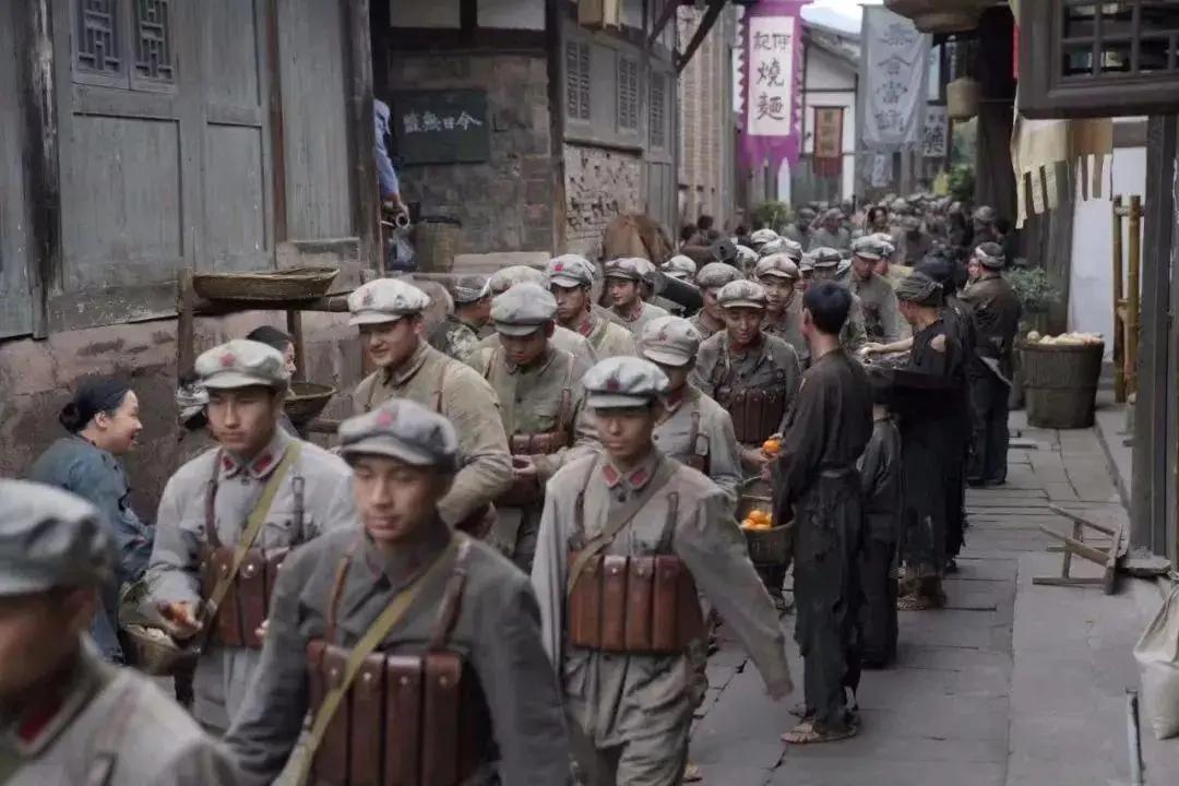 长征途中，红军来到遵义休整。遵义师范学校的学生们热情地前来与红军干部团联欢。双方