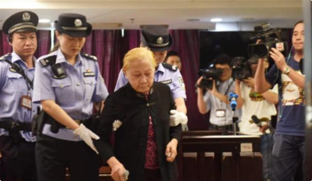 真正的母爱就是这么沉重！2017年，广东83岁的老太将60粒安眠药碾碎放入儿子的
