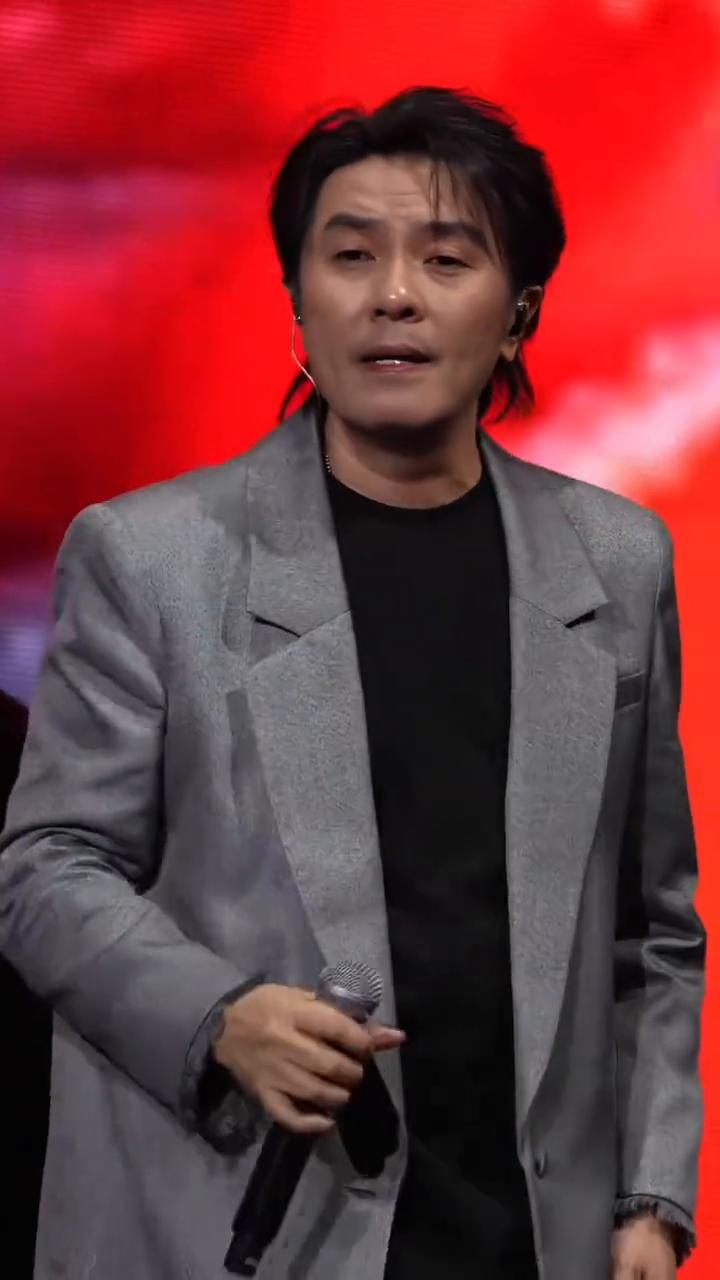 阿杜，东莞。他一定很爱你，我应该在车底，不应该在车里。看到你们有多甜蜜，这样一来