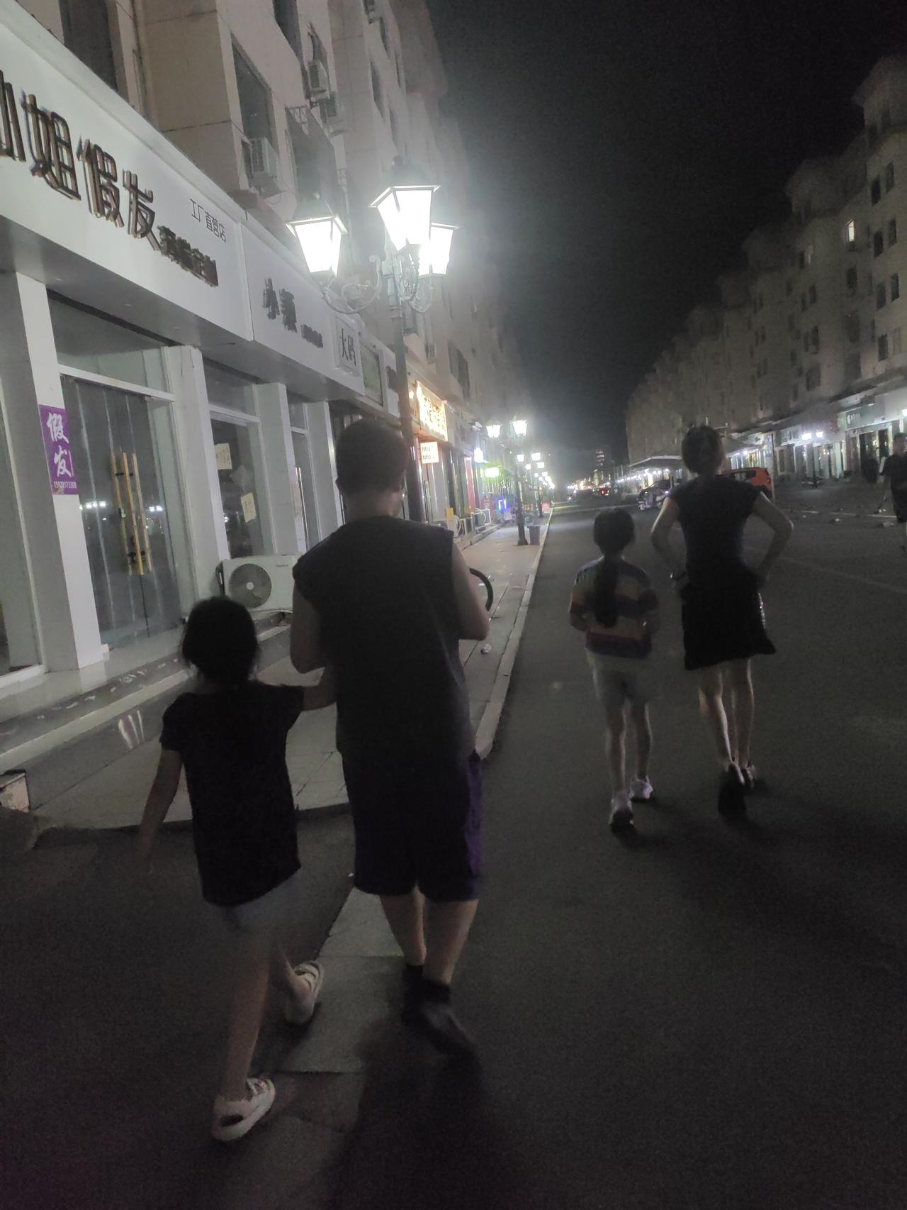 回老家了。晚上九点多到老家。今晚住在亲家母家一处繁华步行街的房子。

    安