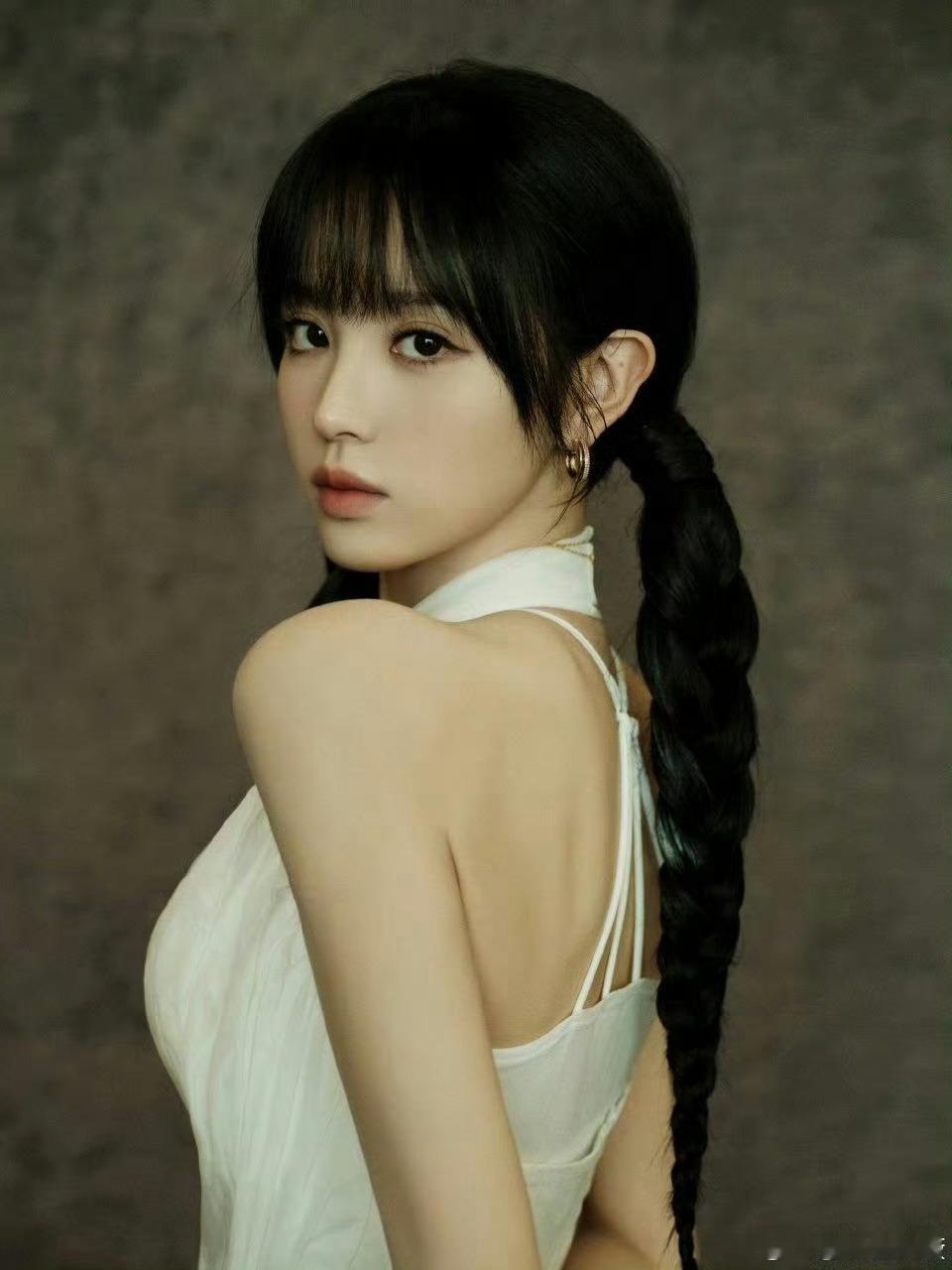 田曦薇不语只一味的甜  你好星期六  田曦薇于好六舞台，白裙麻花辫，梨涡甜笑，那