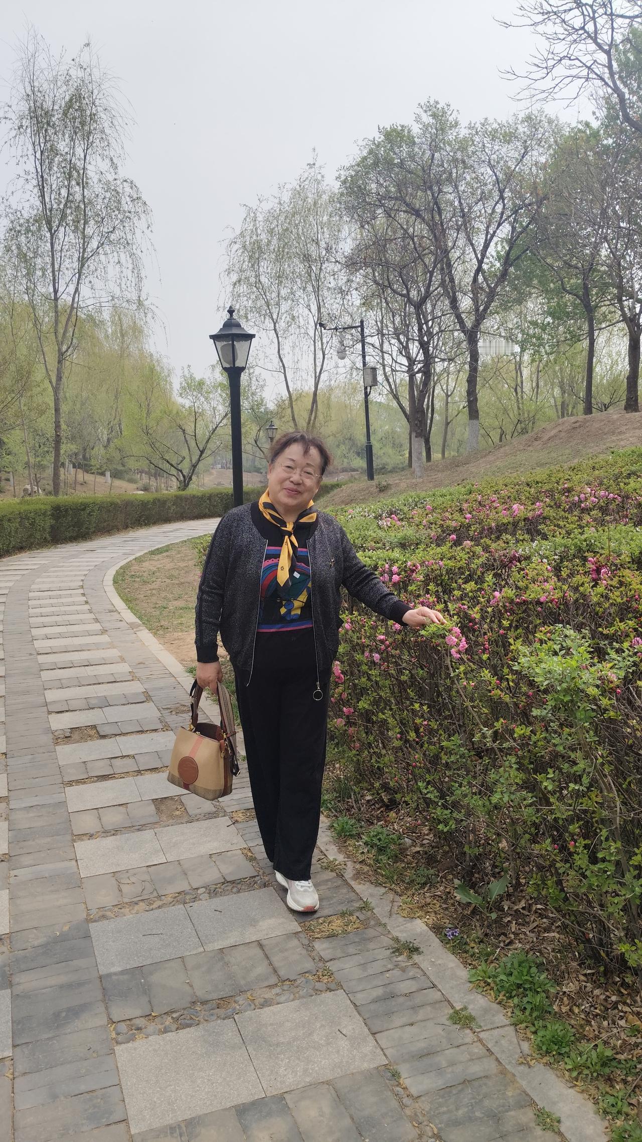 分享家乡公园美景花开有期，风来有信。最美人间四月天，东湖公园游玩一圈，拍拍美景，