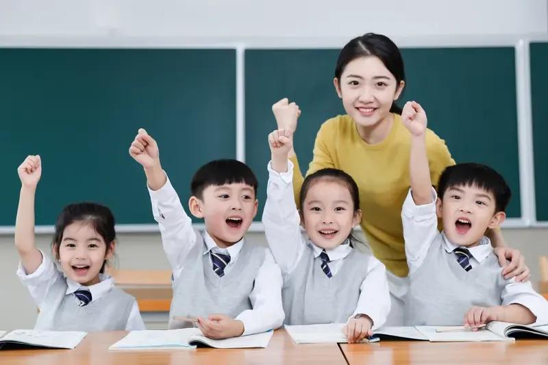 一位乡镇学校的老师说，春季学期开学后，他们学校的几位年轻老师招考进了其他机关单位