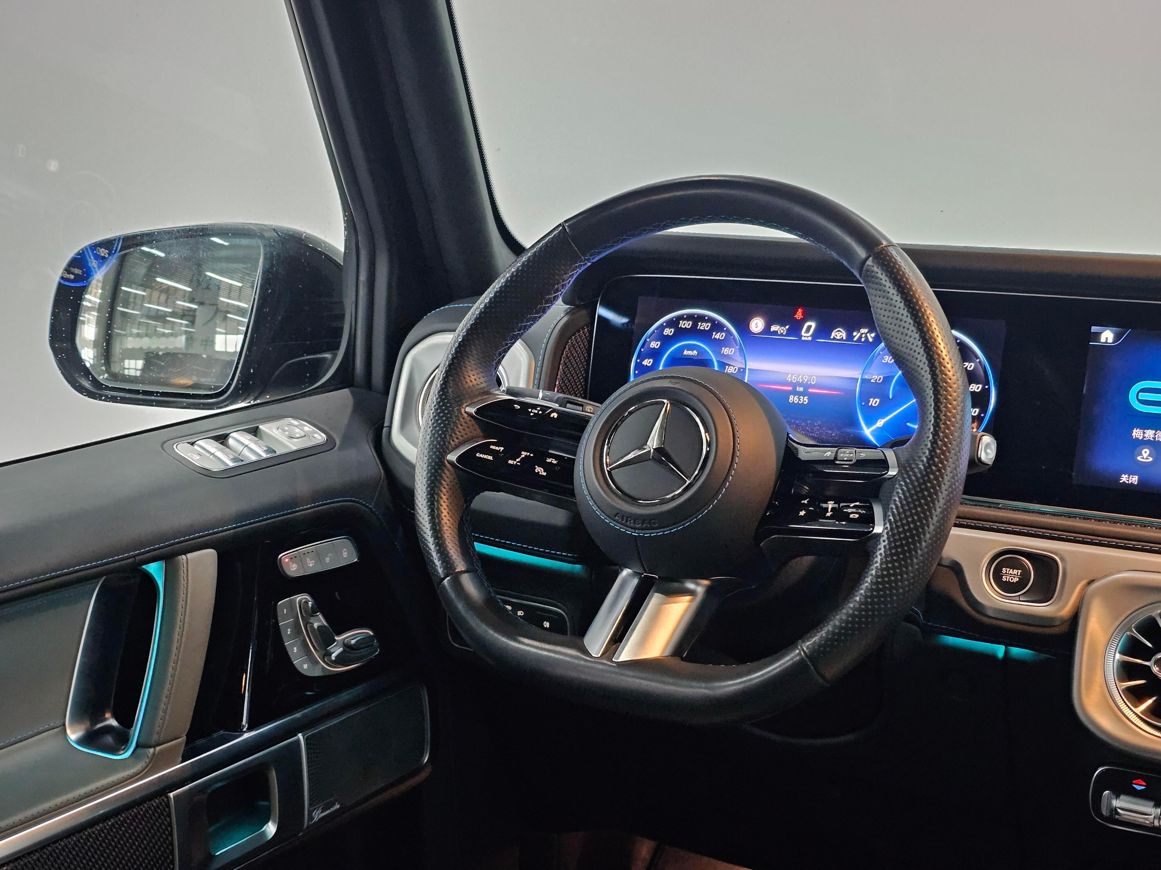 奔驰电动大G水泥灰的G580退役试驾车指导价217万24年12上牌   9000
