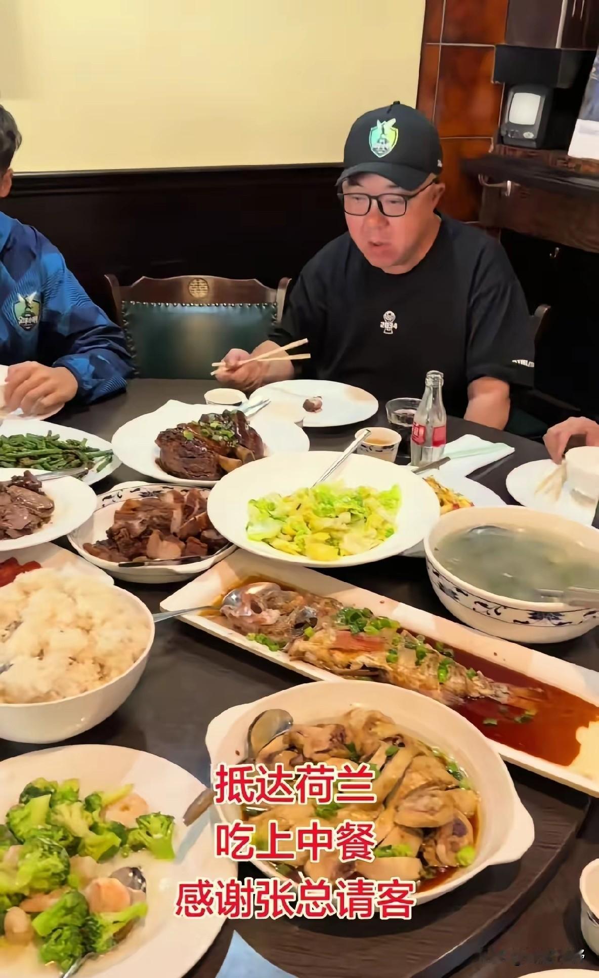 这就是咱们的足球小将在国外吃的饭，是他们觉得最好吃的一顿饭。
酱猪肘子、熘肉段、