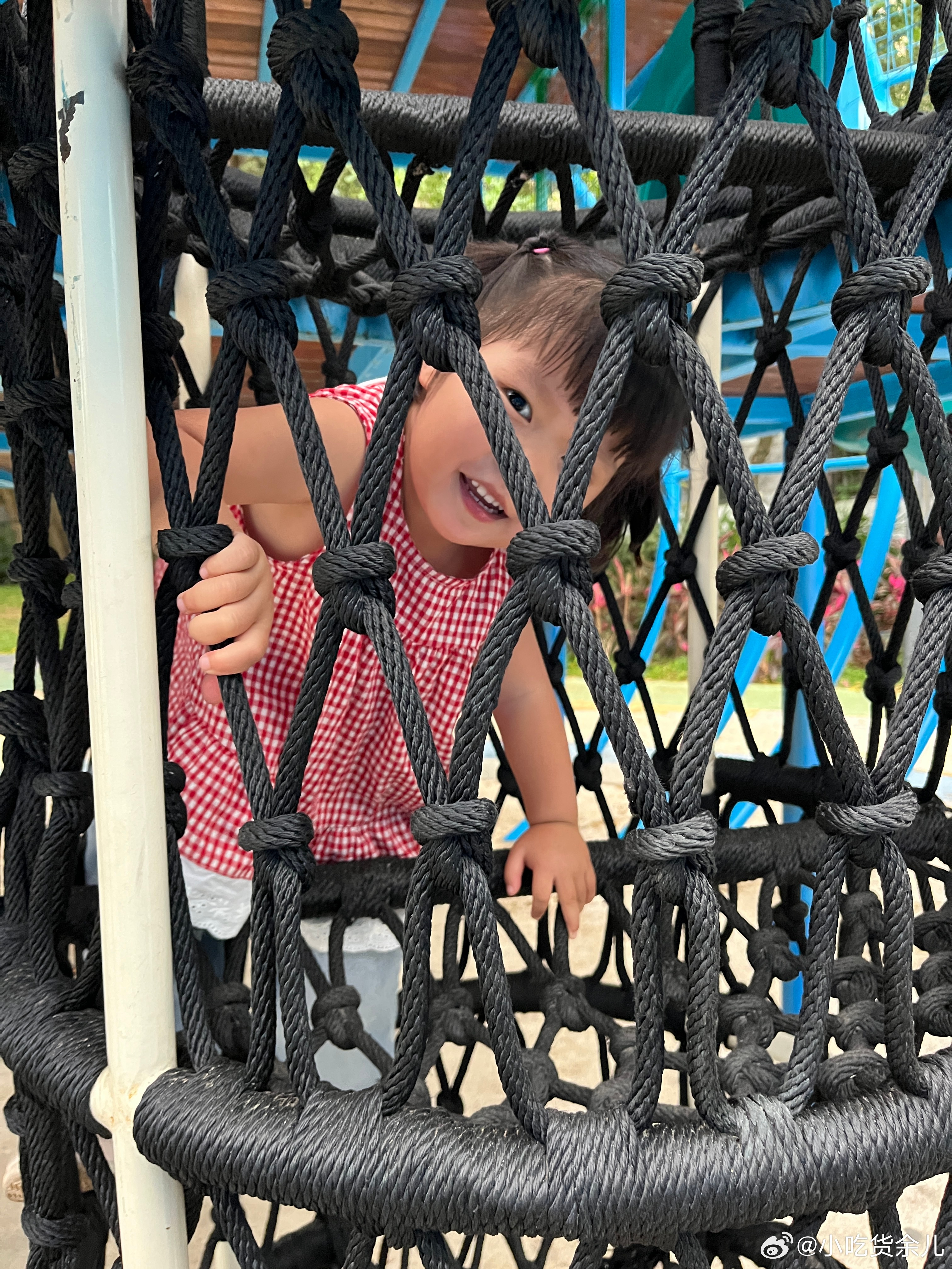 玩得都出汗，要脱外套。妈妈，我的新衣服好看吗？靓不靓，我说靓到不行带娃一个月终于