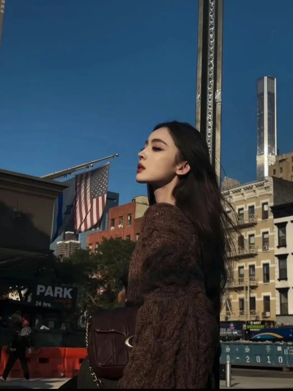 古力娜扎团队一点政治敏感度都没有吗？这个合照? ​​​