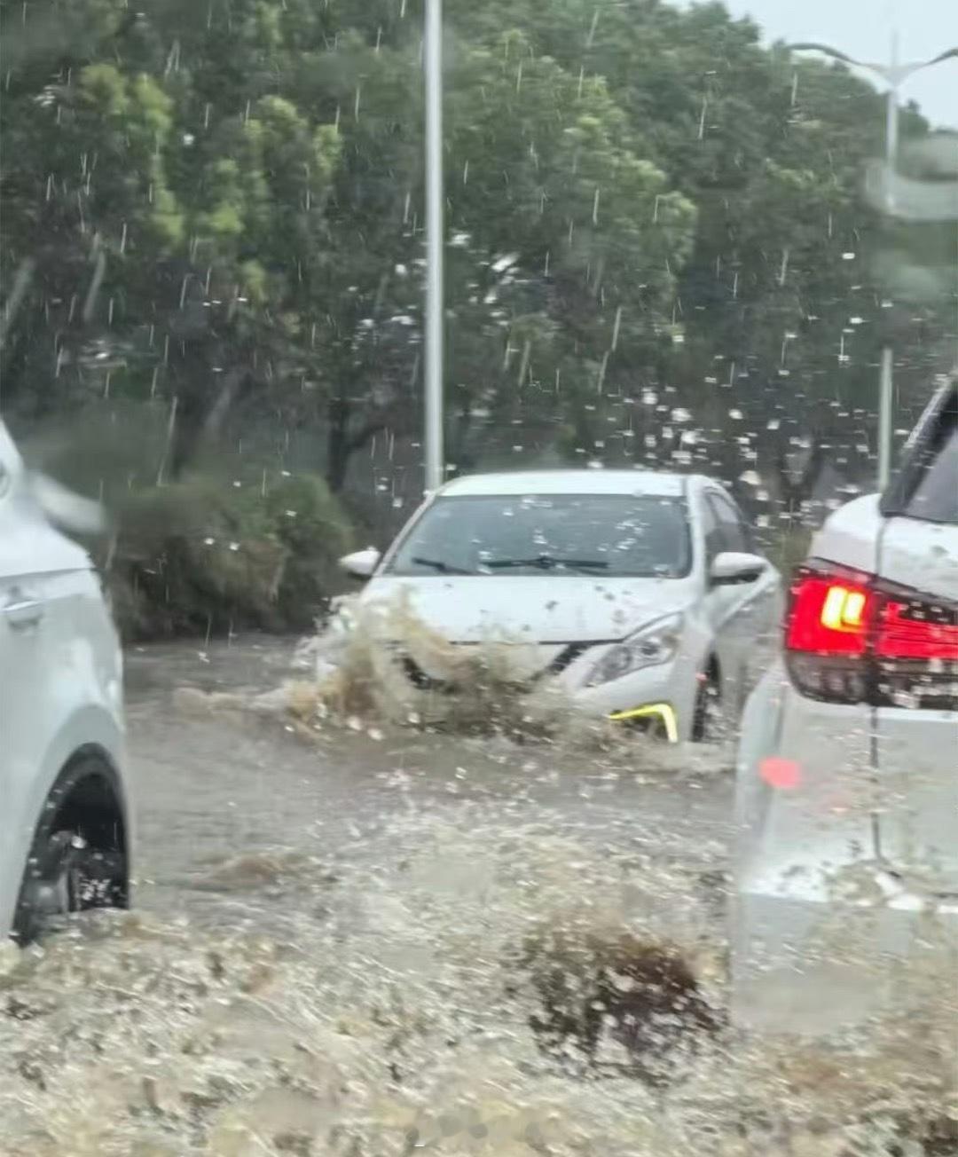 台风致上海严重内涝出行安全第一 西安·华严寺