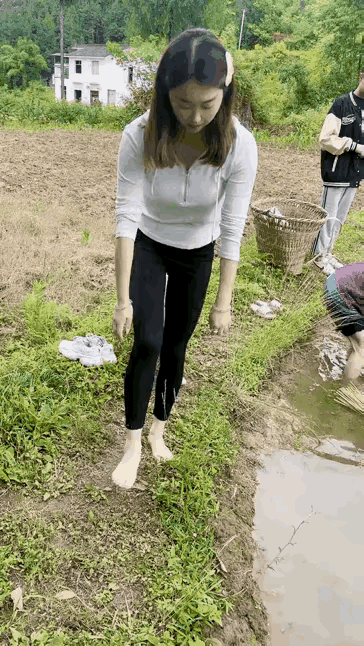 城里娇俏媳妇回乡下婆婆家体验插秧，她欢快脱鞋，光着脚丫迈进水田……可刚入水田，就