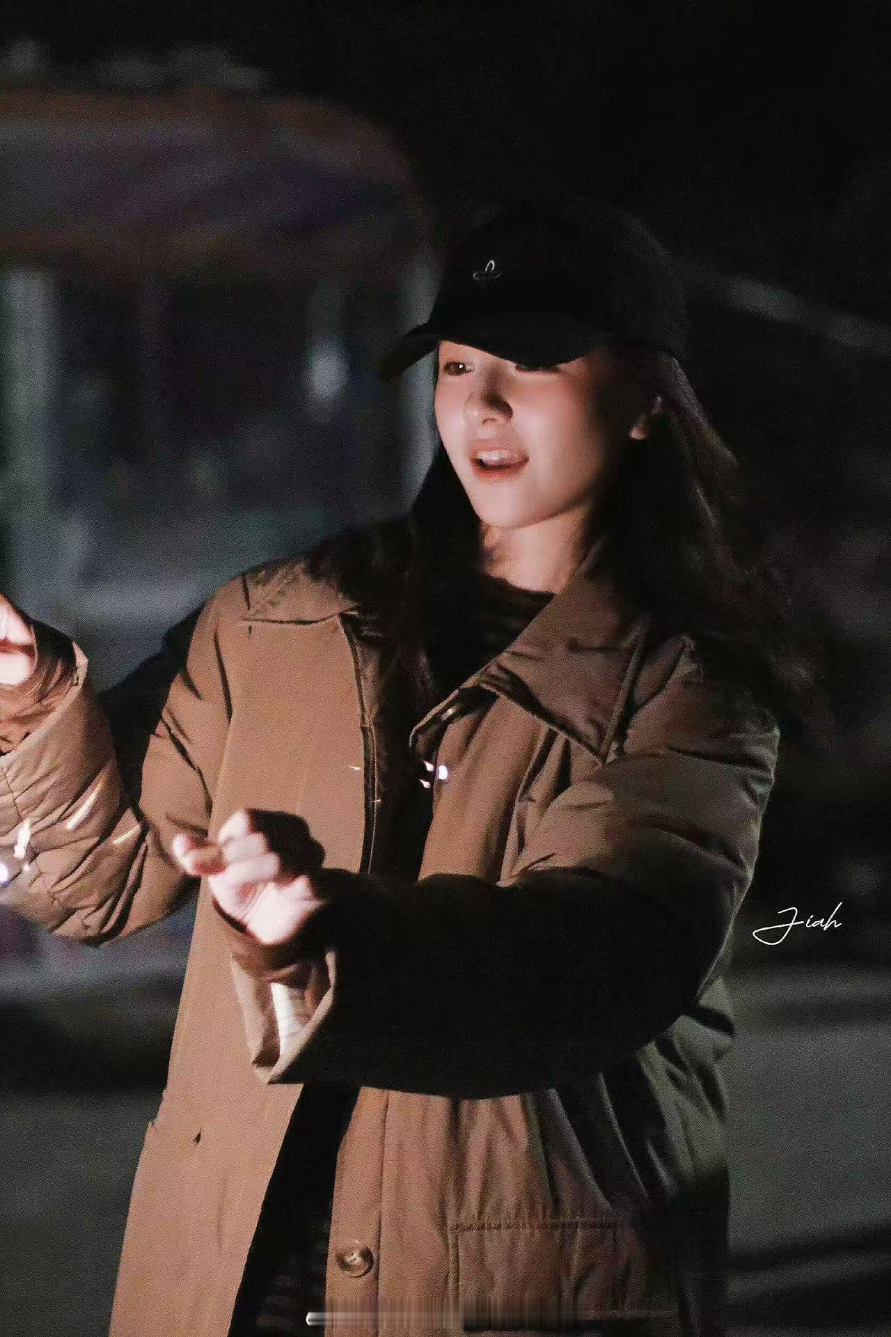 李兰迪下班和粉丝玩仙女棒，真好，