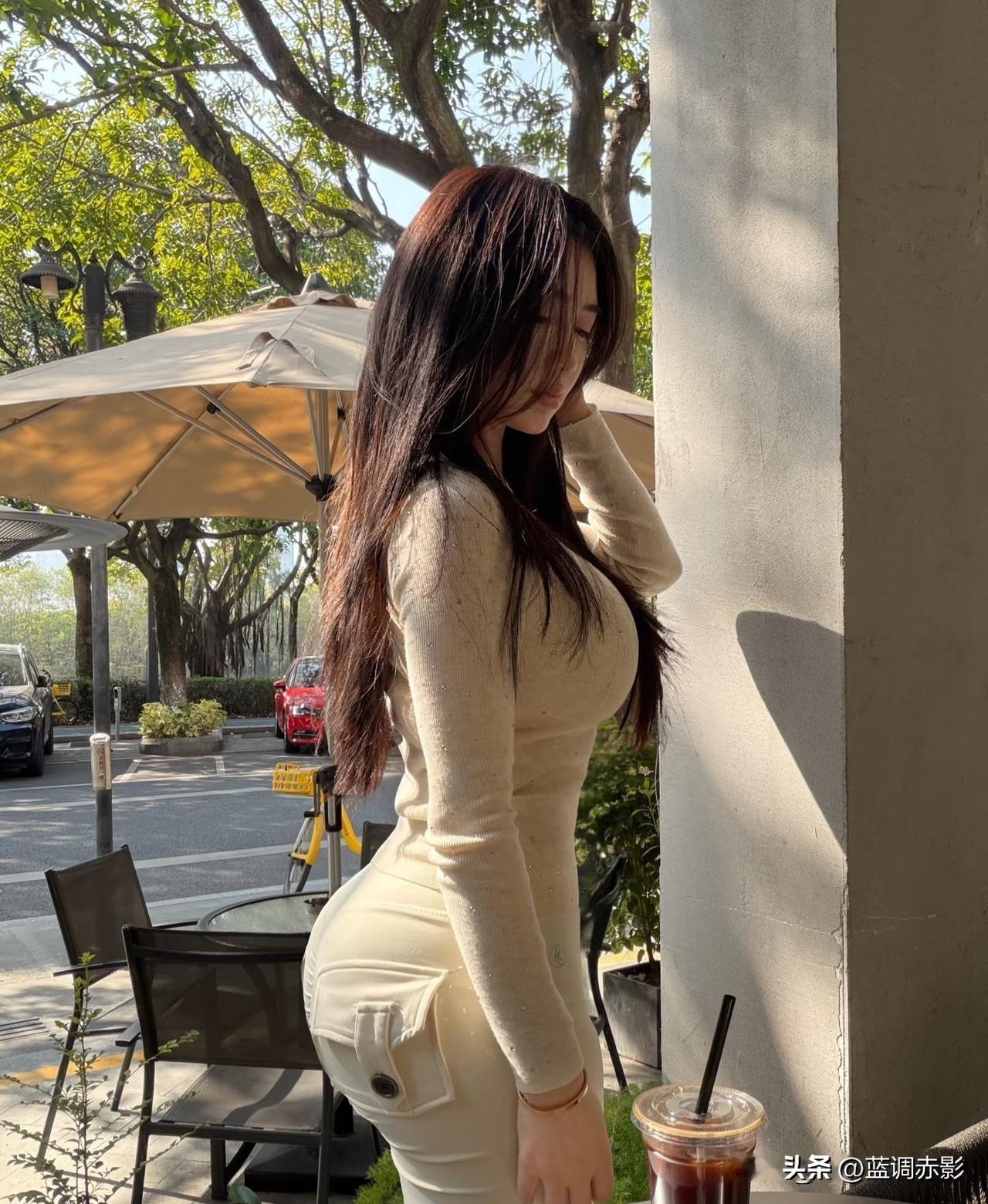 都市咖啡馆的悠闲时光，享受一杯咖啡的宁静。