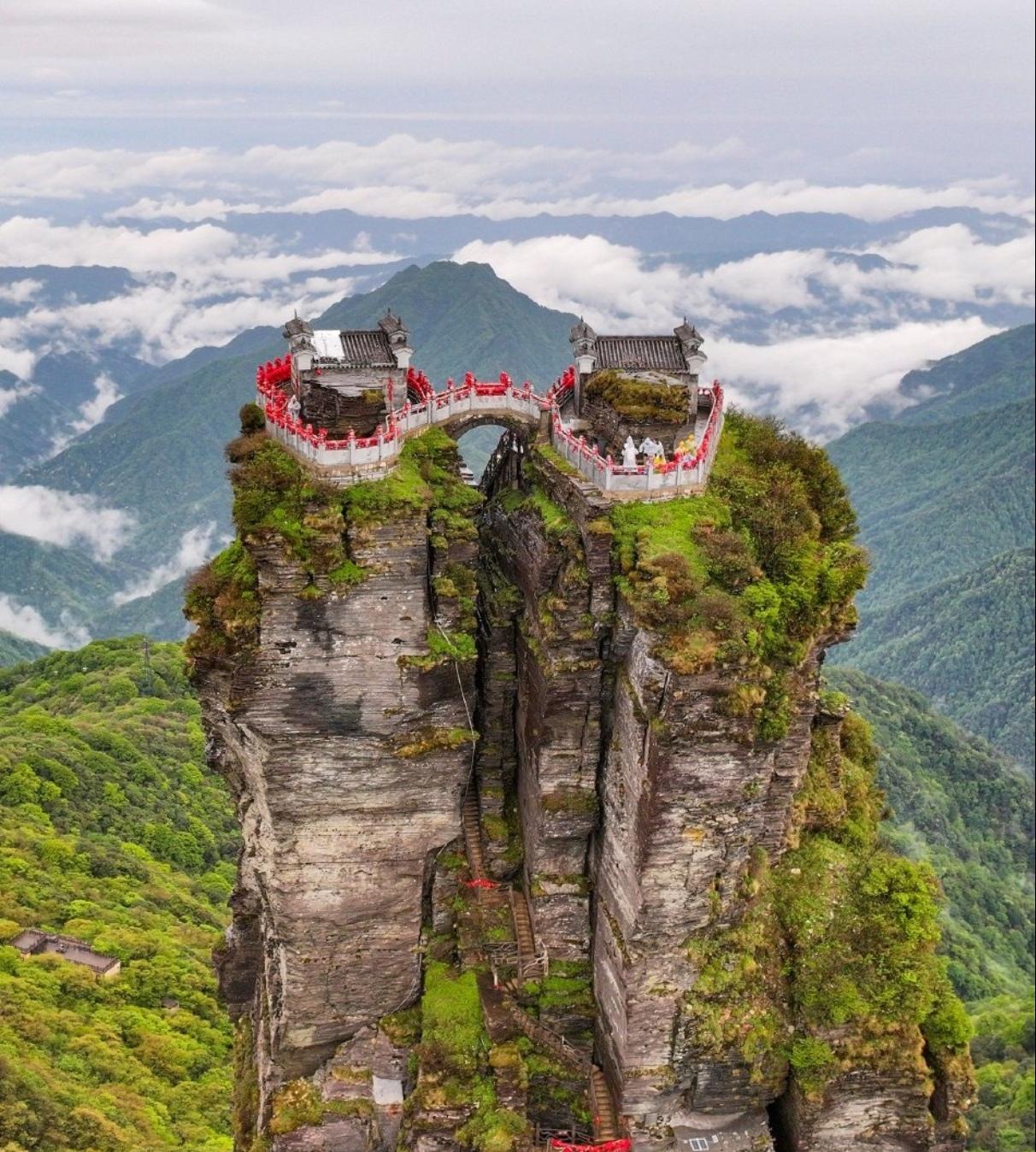人间净土，云上仙山。
黔东秘境，云海苍穹，梵净山屹立云端，是武陵山脉最圣洁的风骨