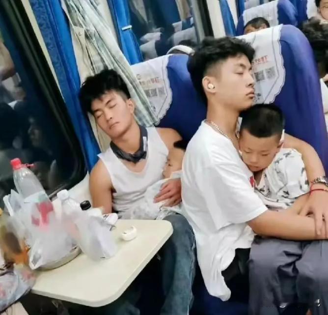 全网热议的“抱娃”帅哥终于找到了！这两位小伙子的身份可不简单！网友：果然，优秀的