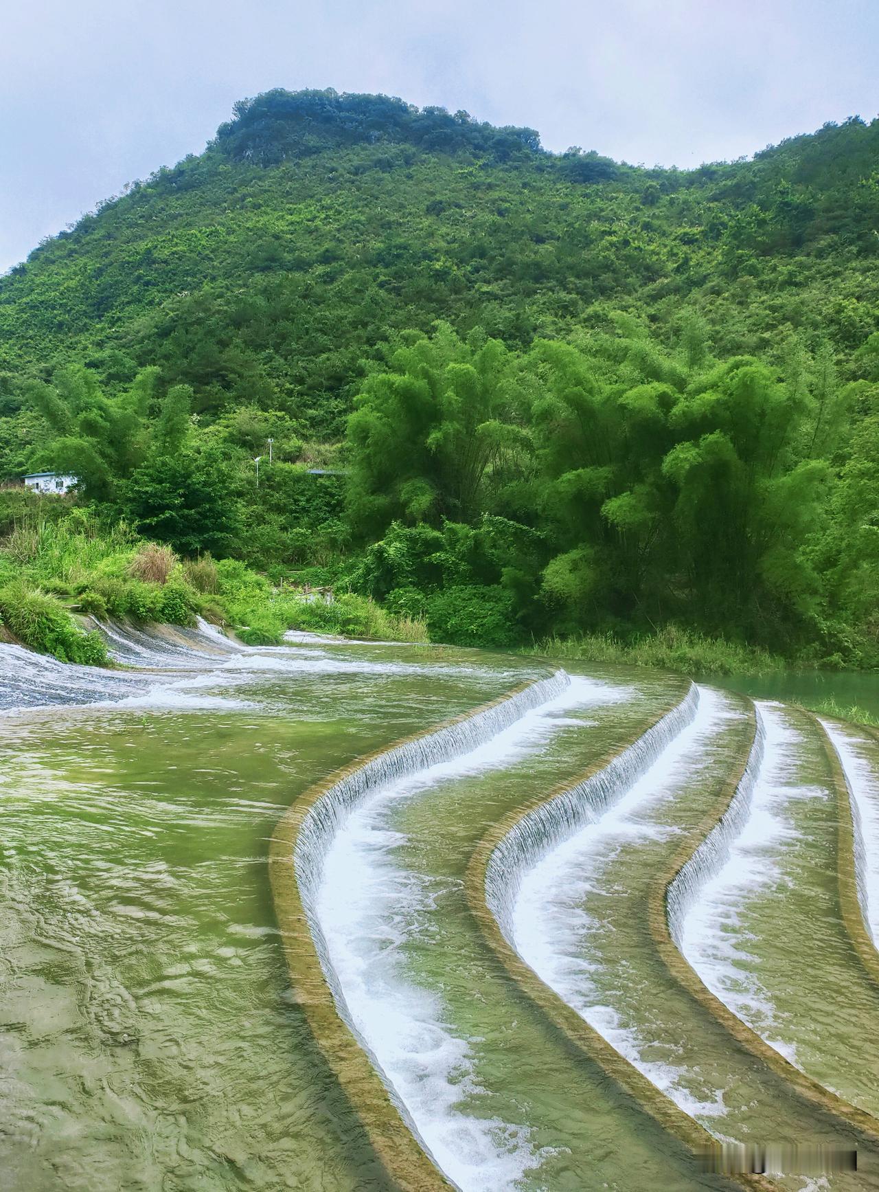 喜欢到骨子里网红水，广西河池宜州三岔镇合林村九浪花瀑布，太人性化了
这是我见过的