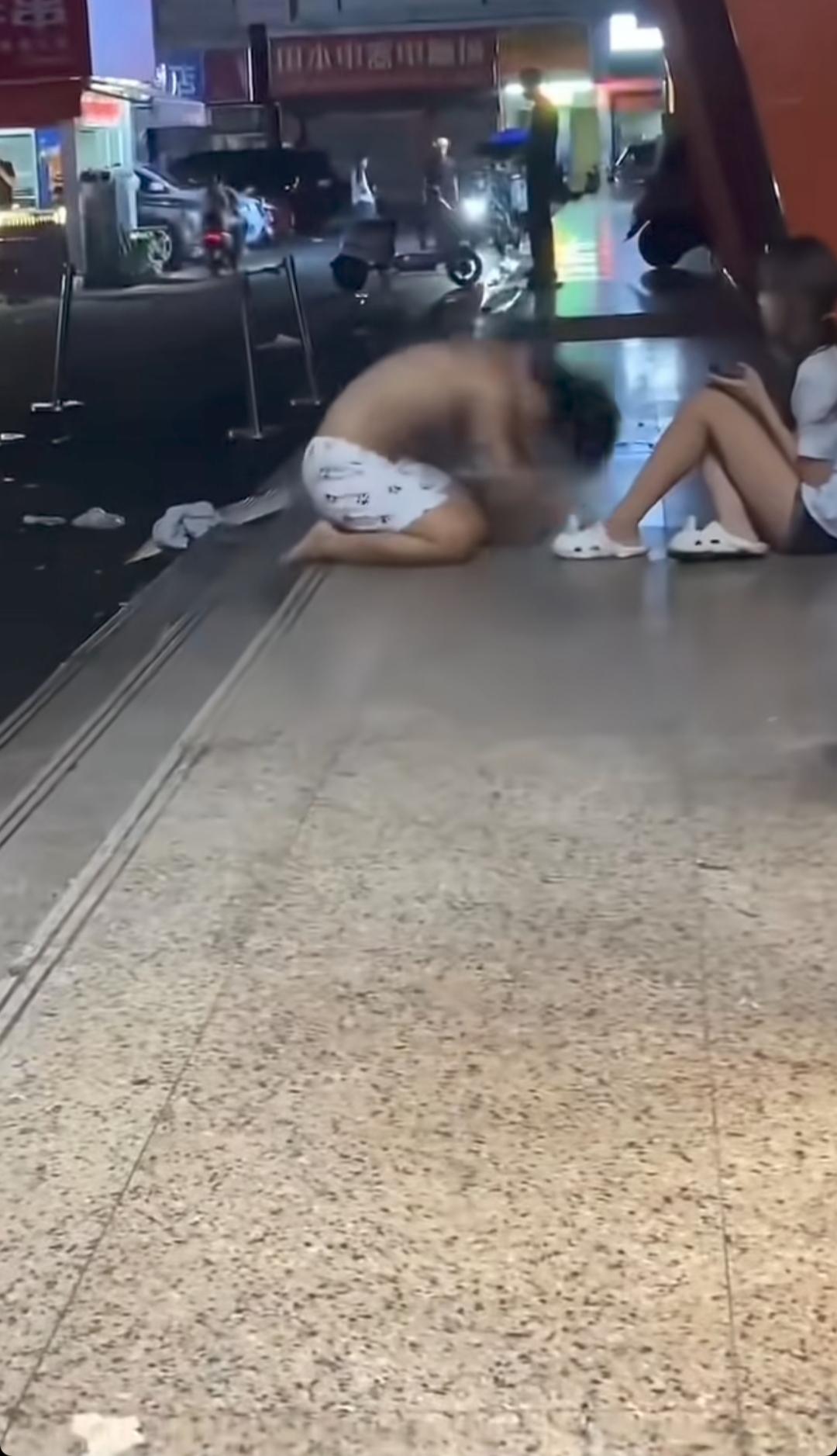 爱情，总是让人这么卑微！在大庭广众之下跪在女孩面前，男儿膝下有黄金，跪天跪地，跪