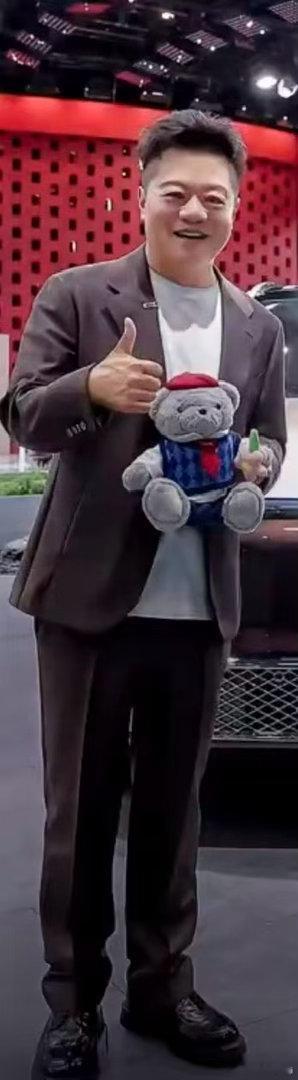 马东北京车展收到余承东送的见面礼 北京车展名场面：余承东送马东小熊，两人同框聊得