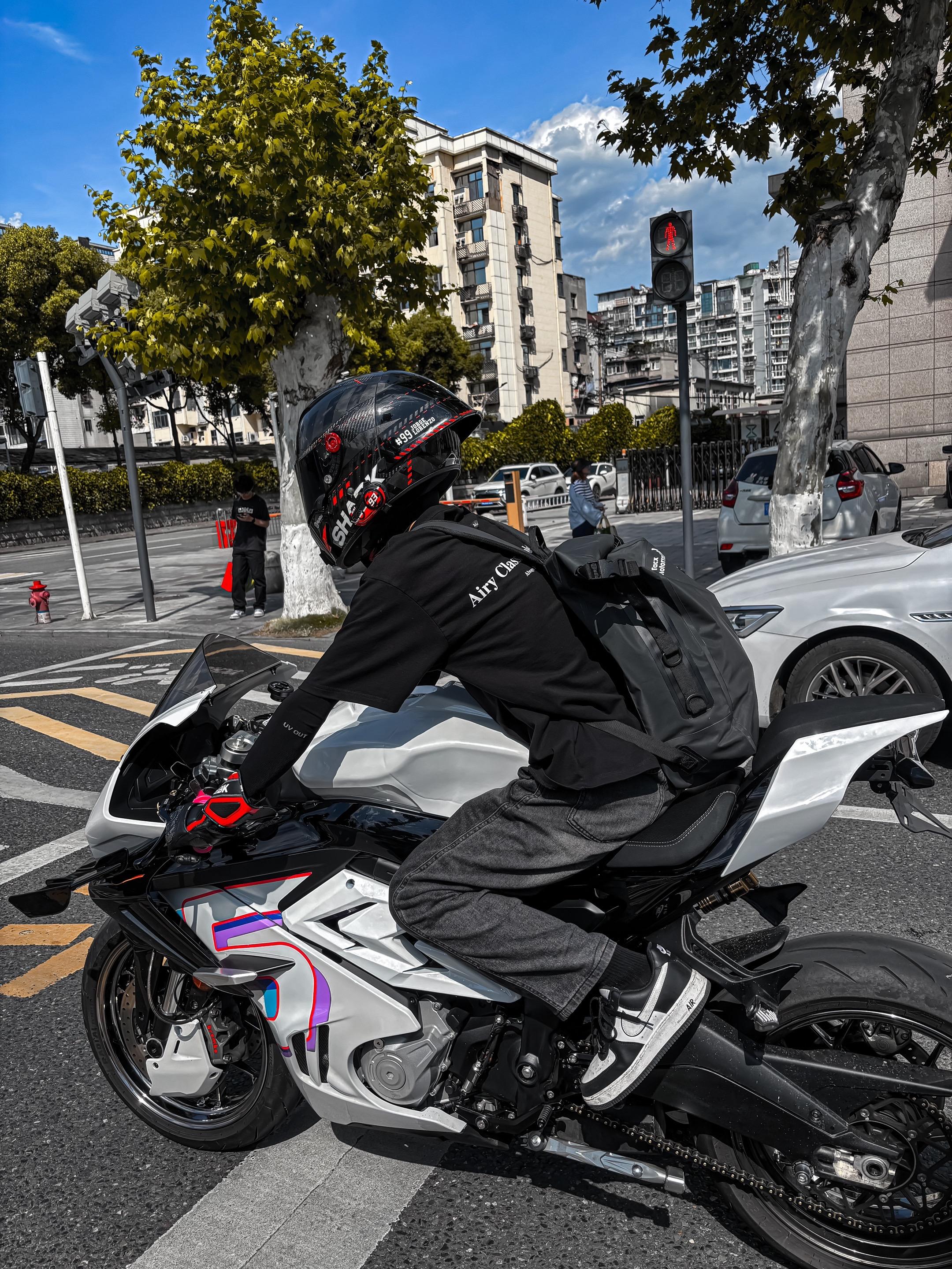 我无法告诉你拥有摩托车的意义  直到你自己拥有位置