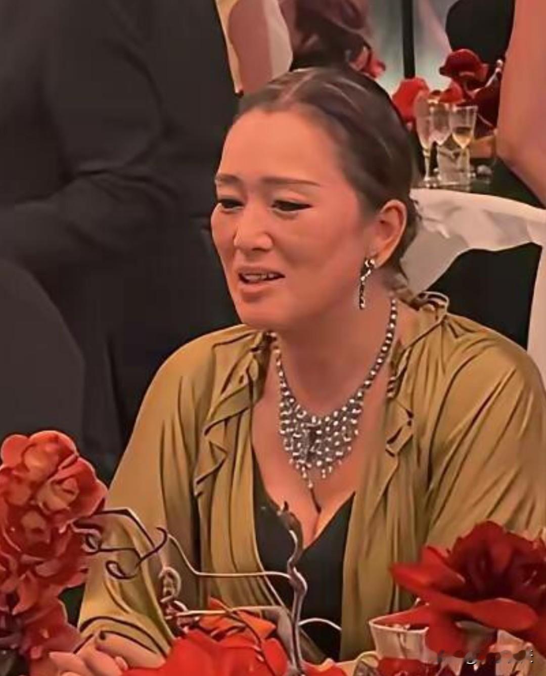 不敢相信巩俐都已经60岁了，但状态还是很好，脸也仍旧是那么的紧致！果然美人老了也