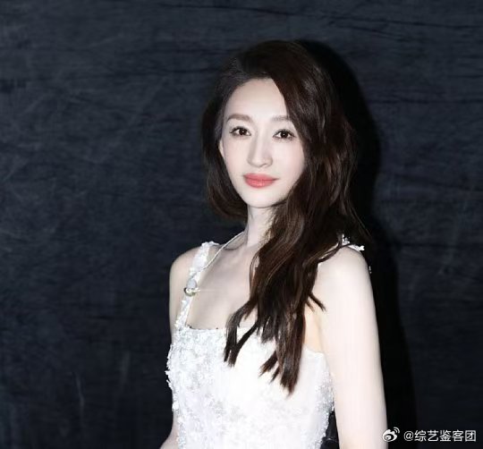 李小冉先天抽象圣体刻板精致的长相千篇一律，李小冉的先天抽象圣体万里挑一，清冷慵懒