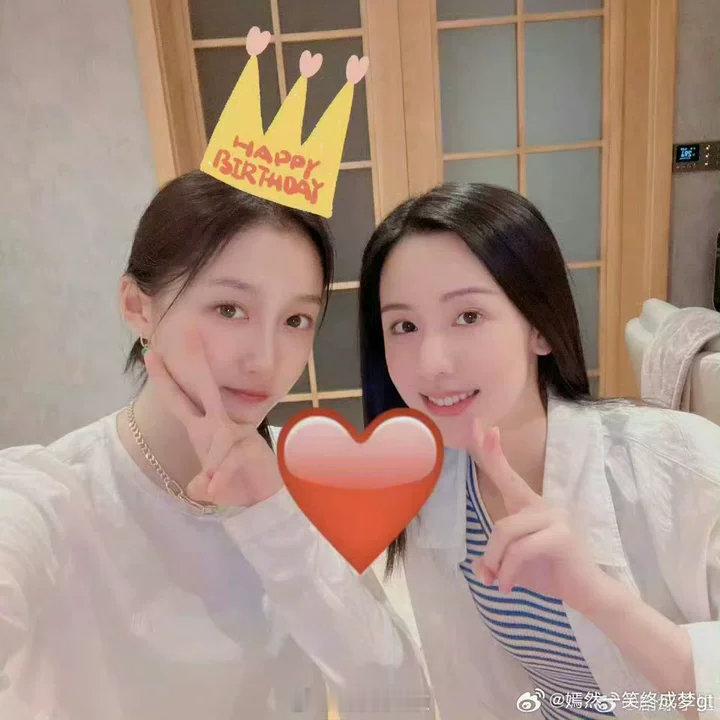 陈都灵包场关晓彤耀眼陈都灵包场关晓彤耀眼啦！！陈都灵包场关晓彤新剧友谊久久~就这