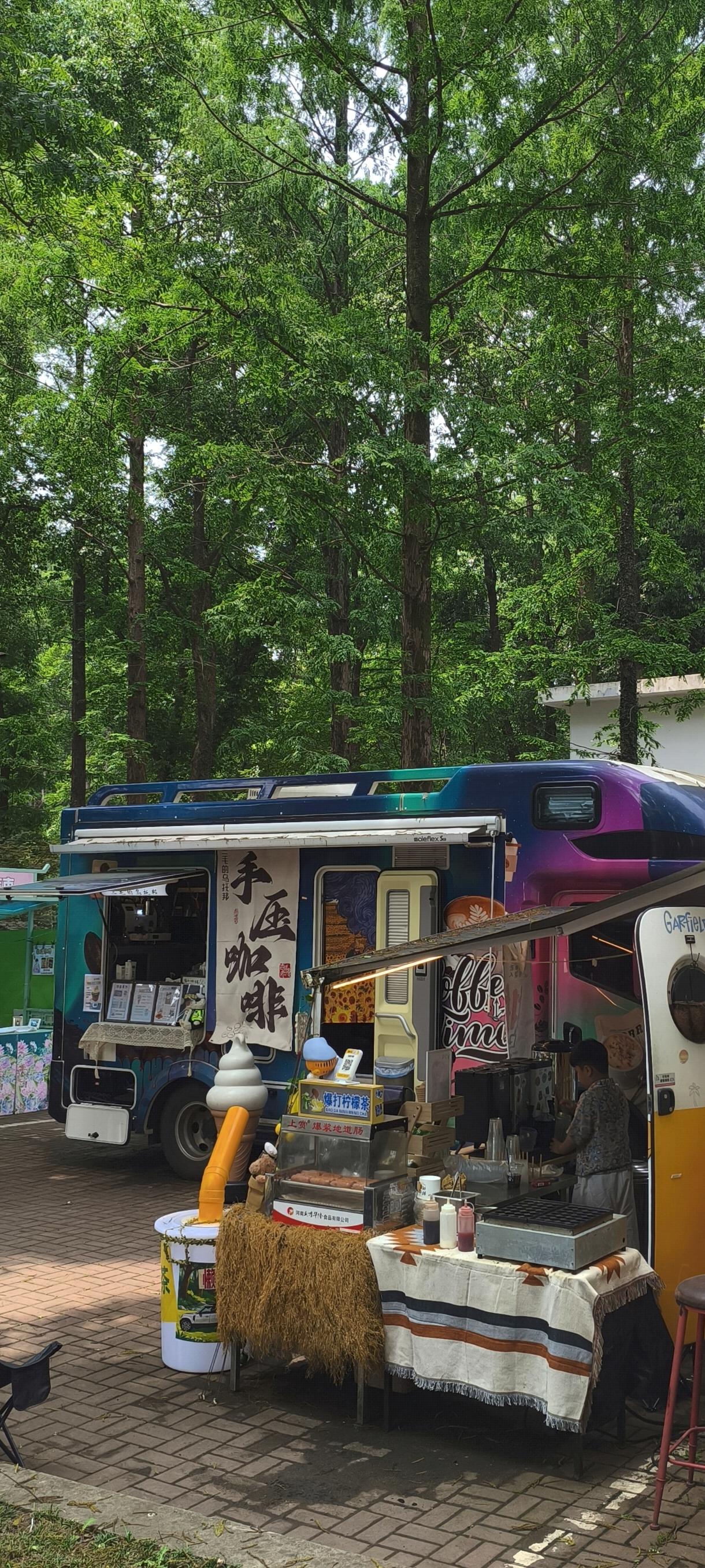 今天大暑，南京这炎热高温算是正式开场了。每年7月中旬到8月中旬，南京就像个大火炉