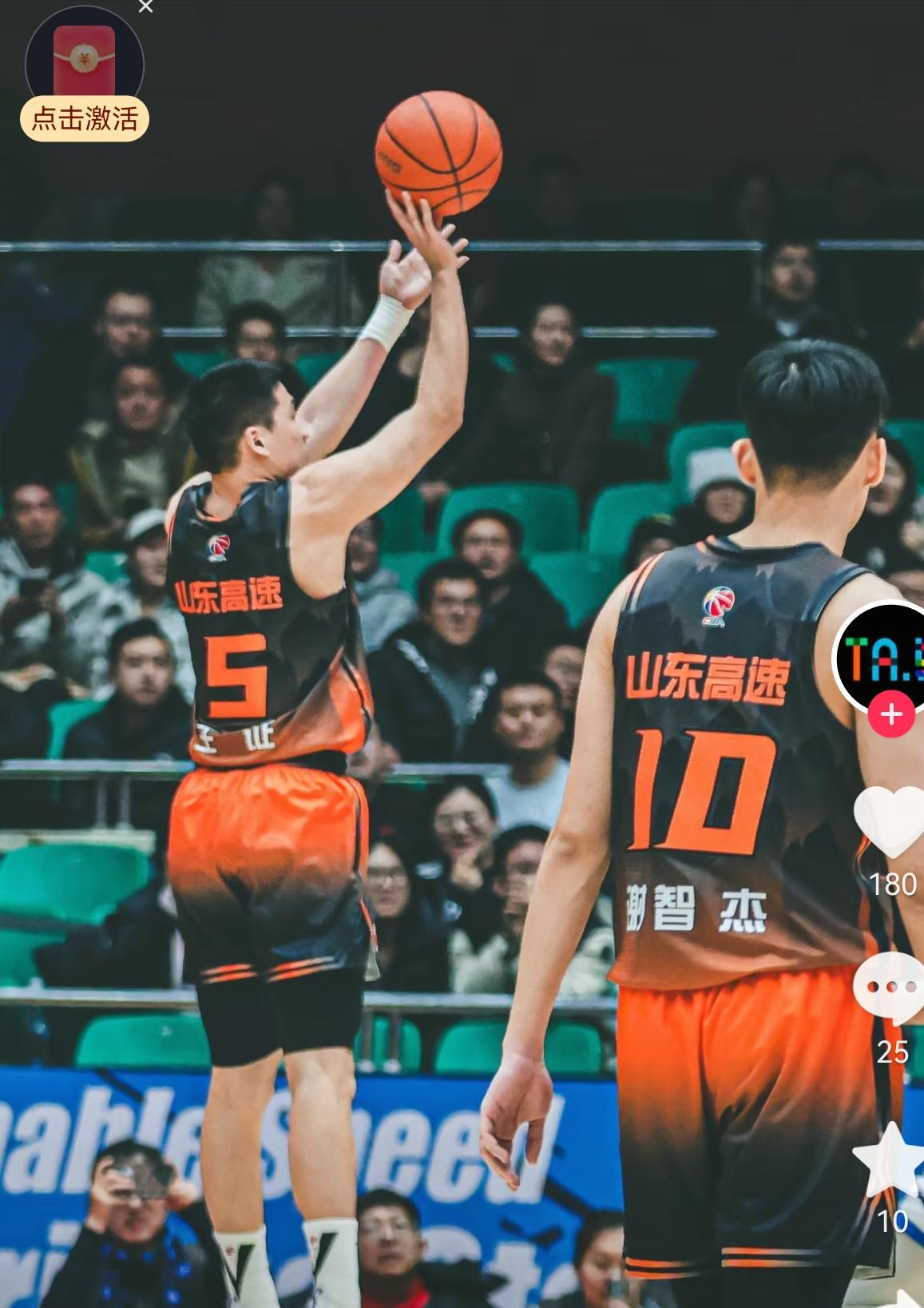 王证在季前赛和杯赛早已证明自己是一位三分能力出众的射手，甚至可以说他的三分投射能