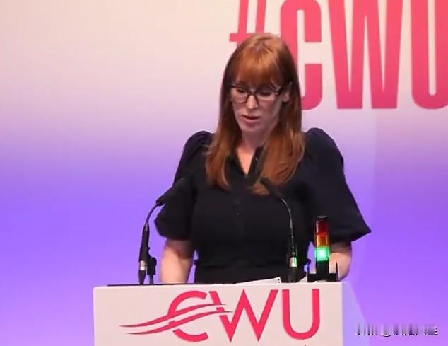 一场历史性选举惨败后，英国前副首相安吉拉·雷纳在工会大会上火力全开。她批评工党现