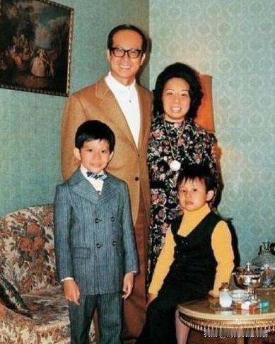 李嘉诚是真的比庄月明，庄月明也是他的贵人。
李嘉诚和庄月明是表兄妹，庄月明的父亲