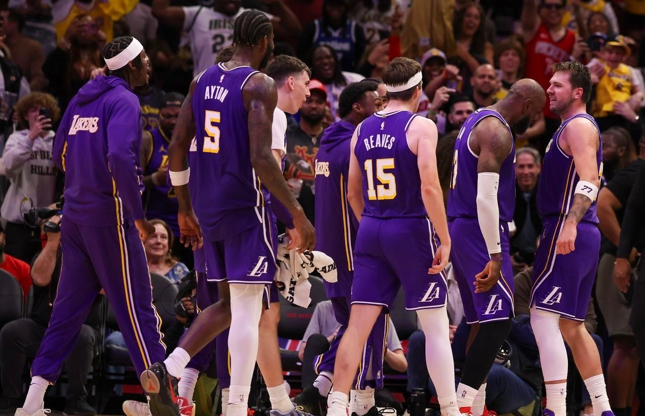 卢卡·东契奇在面对火箭的生死卡位战中，硬是用末节独砍 17 分的表现主宰了比赛，