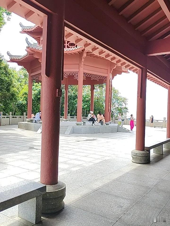 此时，我正坐在塘郎山的山峰极目阁，气温30度，一早上刚下过雨，天气又闷又潮又想。