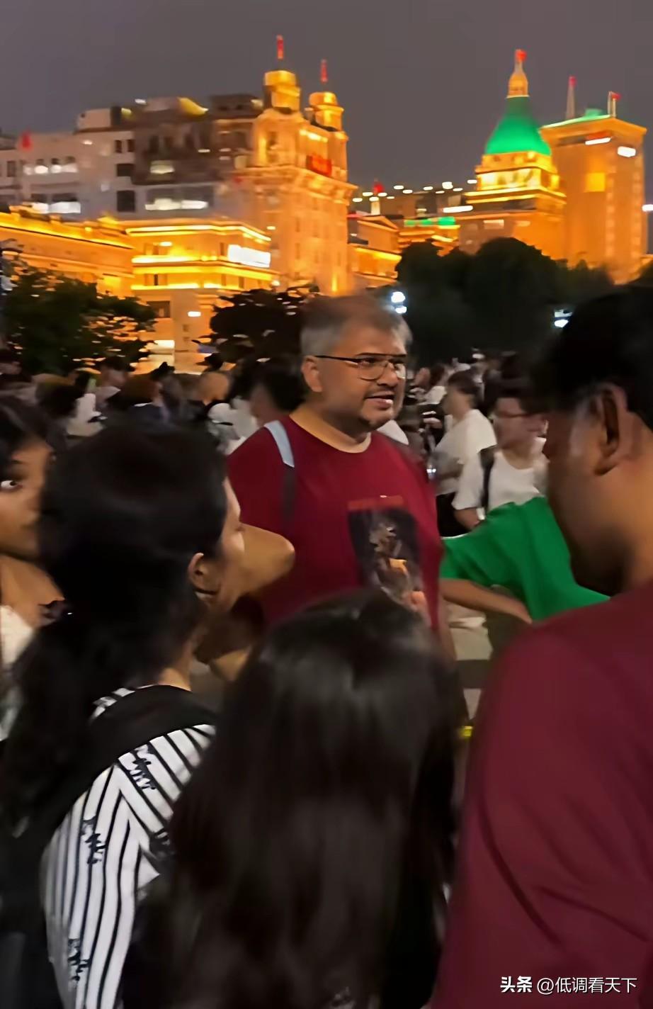 印度旅行团来了，就像当年大陆内地游客去香港一样。
我指，大家现在的心情就像香港人