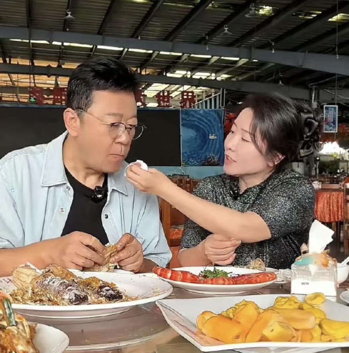 郭涛现实中宠妻画面太甜了！全程紧紧牵着妻子的手，一路细心陪伴。为了给老婆拍出满意