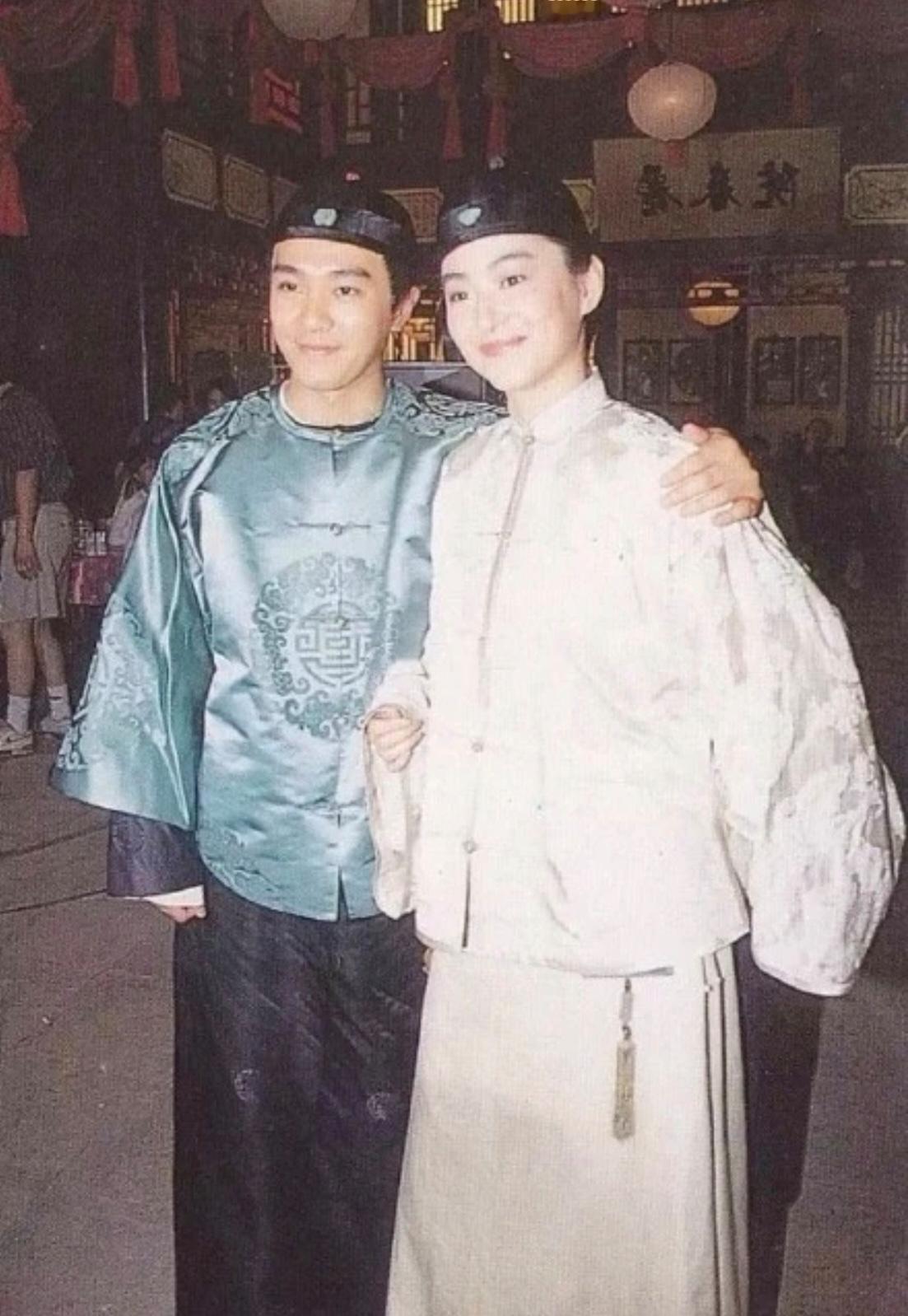 娱乐圈那么回事
历史珍贵老照片
1992年，港片《鹿鼎记2:神龙教》拍摄现场的林