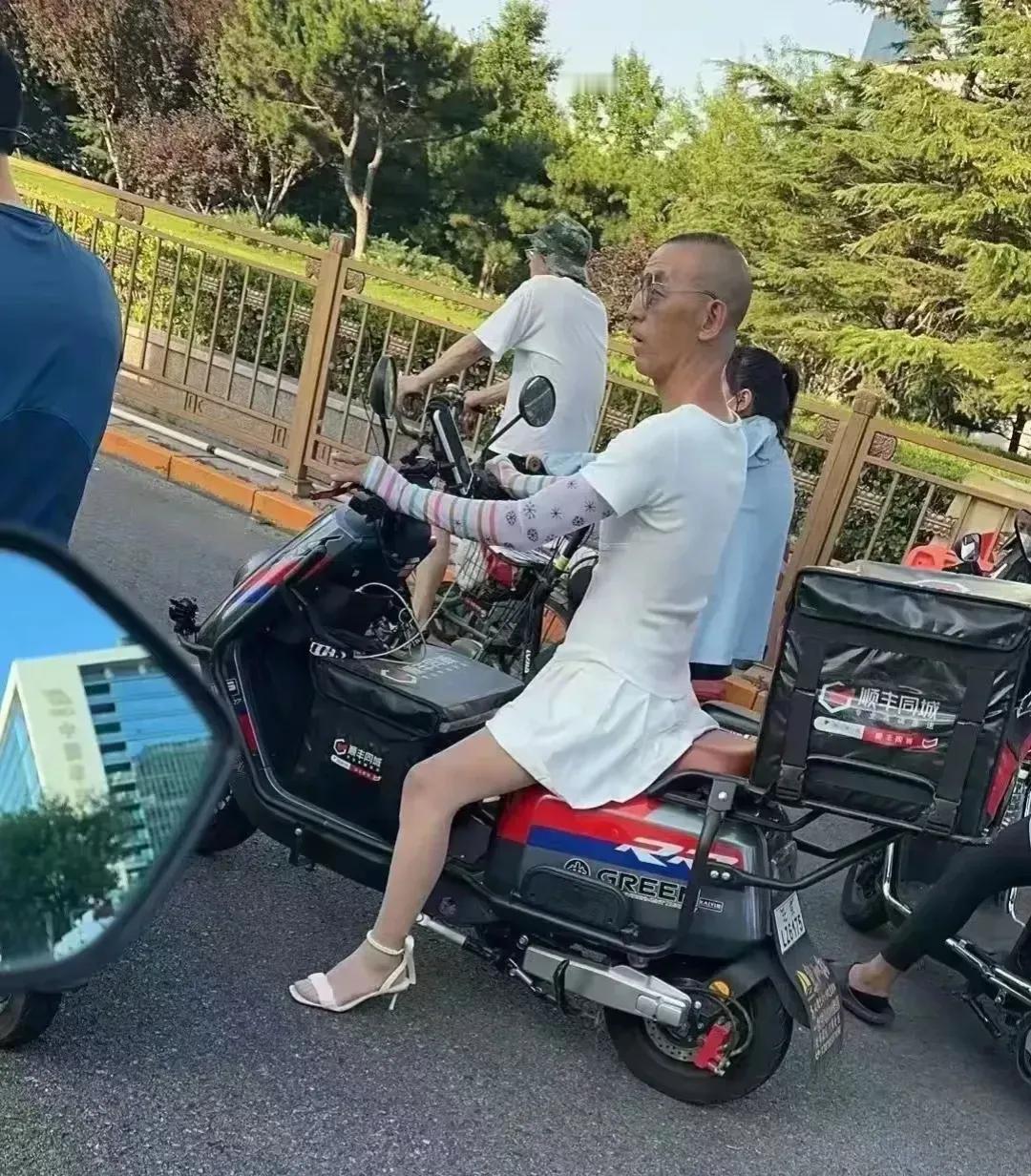 刚刚在路上，被惊艳到了，原来大叔还可以如此妖娆！穿个超短裙已经很雷人啦，苗条身材