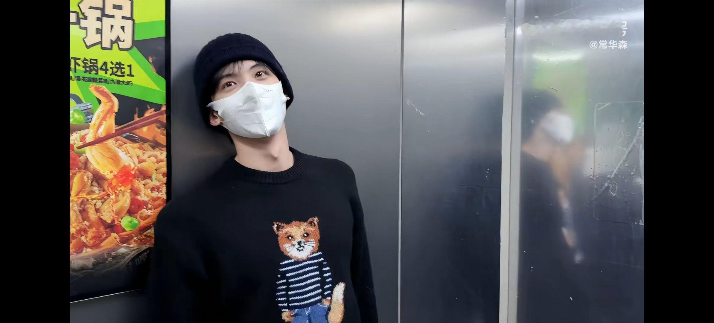 亮晶晶的小狗👀盯着你嘻嘻嘻！太萌噜！！！ 