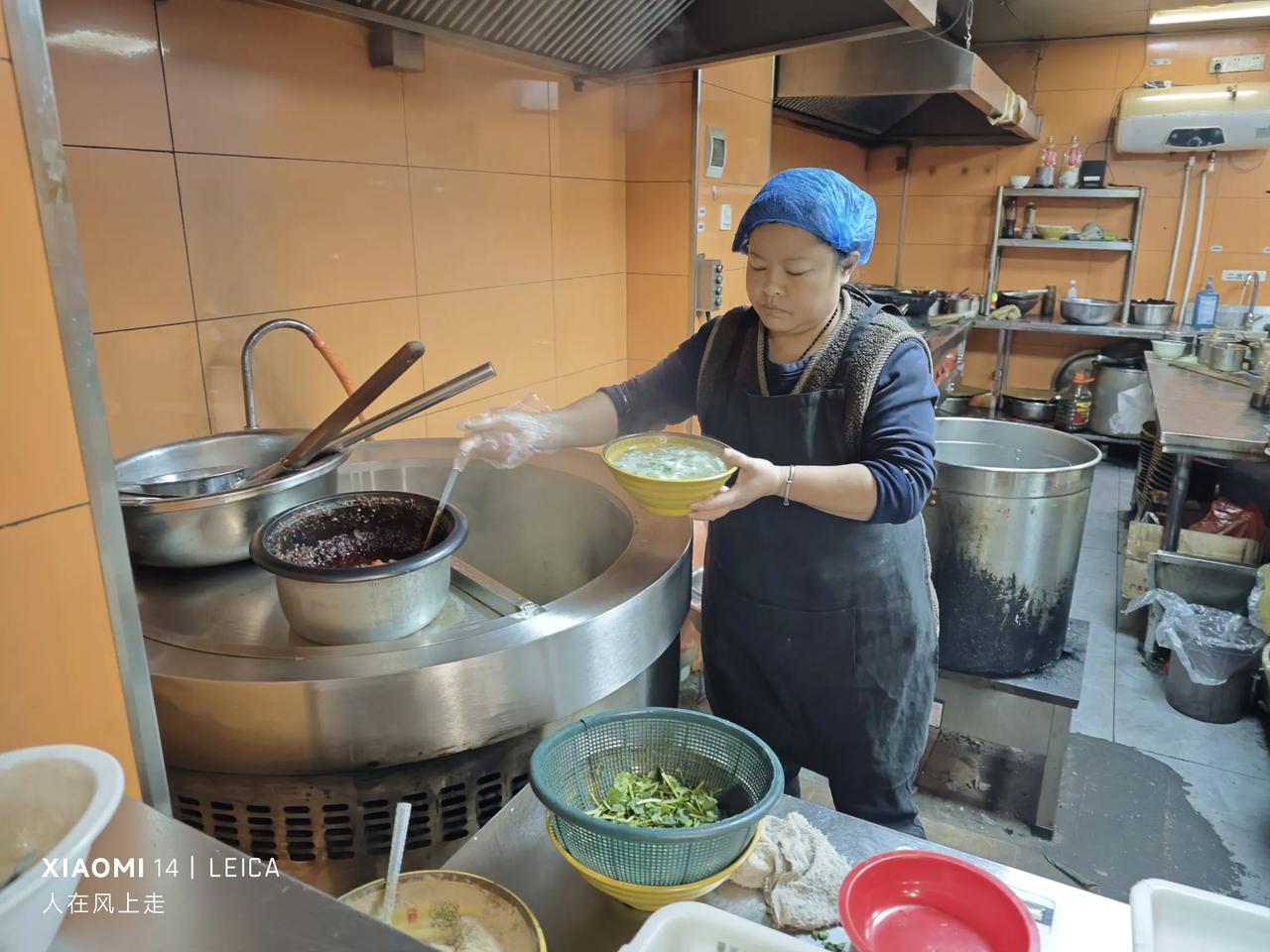 轴承厂门口喝牛肉汤！
洛阳有2000家汤馆，一天喝一家，三年不重样。
本来想买个