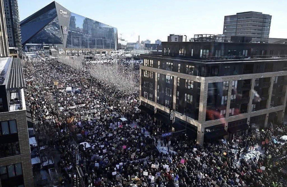 森林狼……现在打客场更好明尼苏达乱成一锅粥了…nba