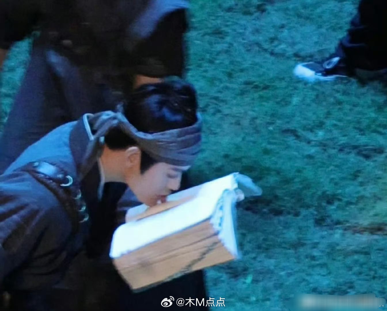丁禹兮为什么要用舌头翻书 惊呆[傻眼]…丁禹兮舌头翻书上热搜了，粉丝辟谣他用的是