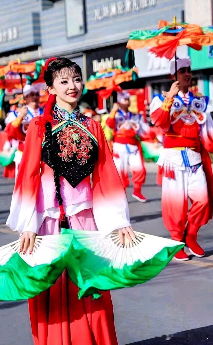 陕北榆林过大年也太燃了吧！绥德融媒这波操作绝了👏

 陕北秧歌撞上《大花轿》，