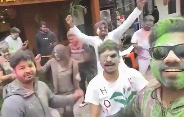 刷到几个印度人，在南京一家知名的印度餐馆前庆祝他们的“酒红节” 