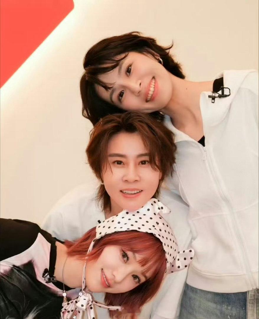 浪姐 T3航站楼姐姐们也太帅了吧，二公舞台超燃！三人配合特别默契，看着太过瘾了，