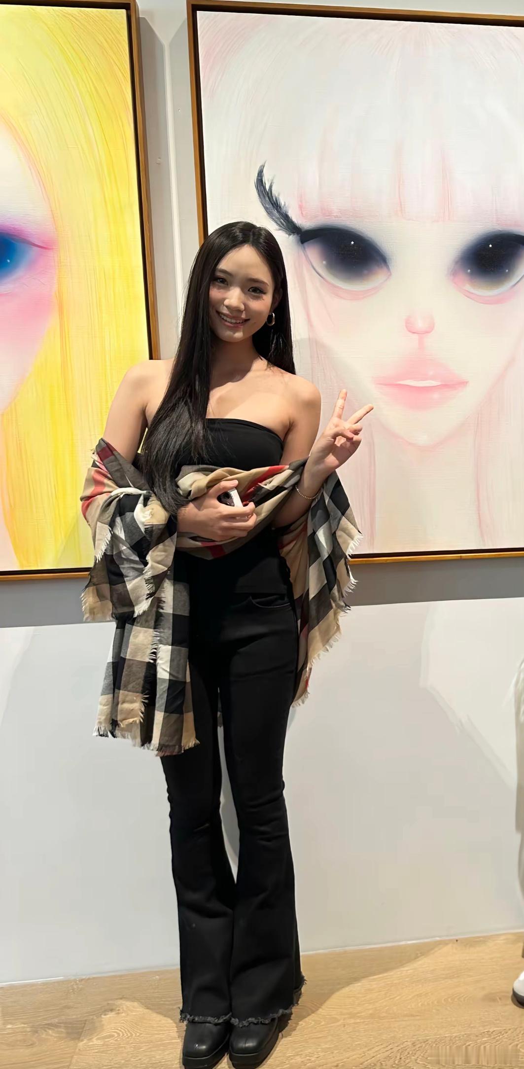 小s女儿办的画展 不得不说色彩运用的蛮棒的，每个人的内心都有天使和魔鬼，画像能很