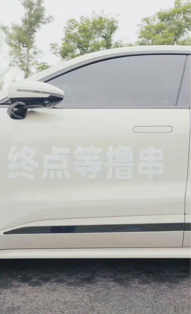 成都成马应援排面拉满🎉街头随处可见成马应援，车队一路前行，把加油声铺满整座城市